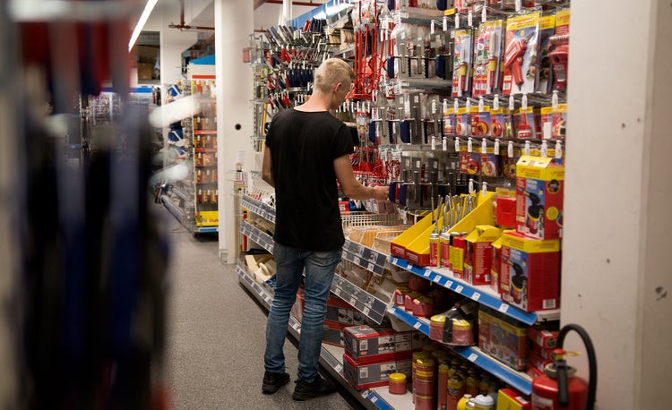 Kunde im Werkzeugbereich des EDER Profi Baumarkts.