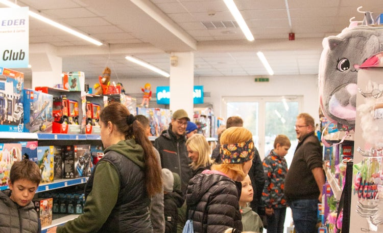 Viele Familien im Spielwarenbereich des EDER Profi Baumarkts.