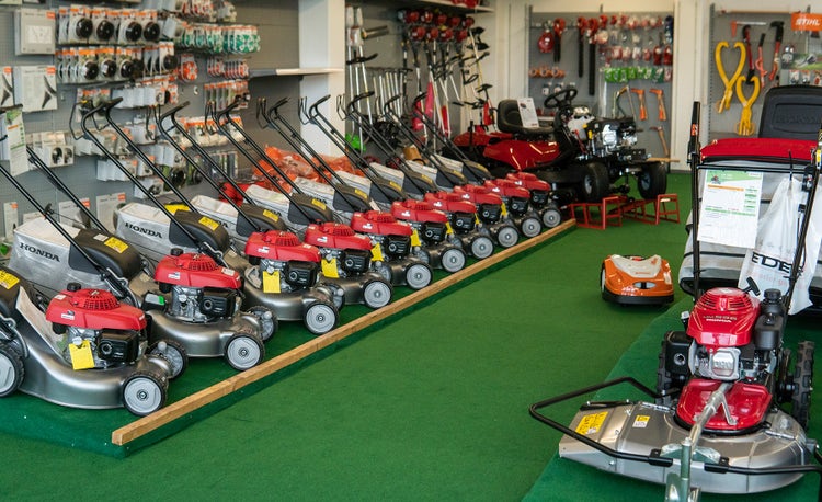 Rasenmäher und Gartengeräte-Ausstellung im EDER Profi Baumarkt.