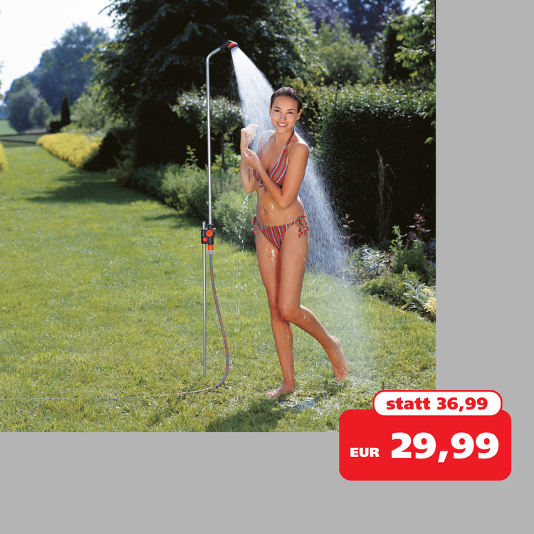 Abbildung einer Gardena Gartendusche Solo mit Frau die duscht