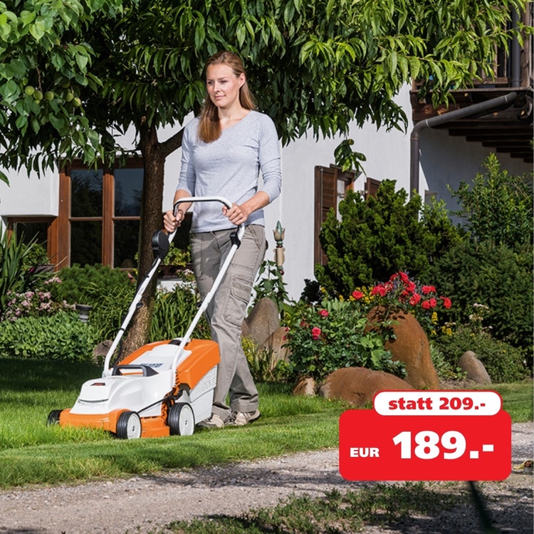 Frau mäht Rasen mit Stihl RMA 235 Akku-Rasenmäher
