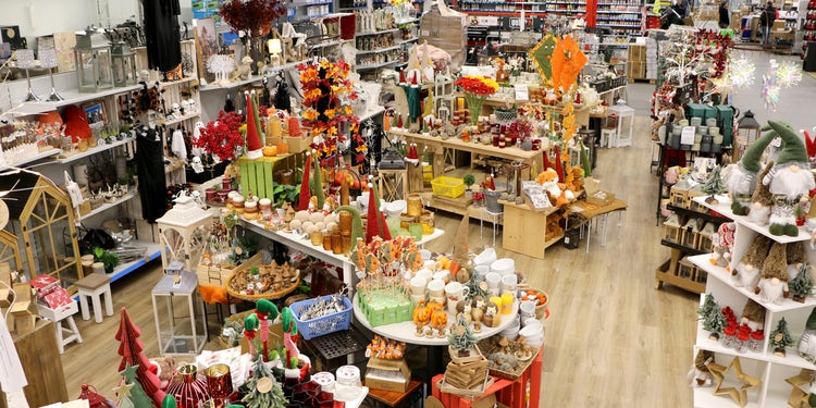 Blick auf die Herbstdekoabteilung im EDER Profi-Baumarkt