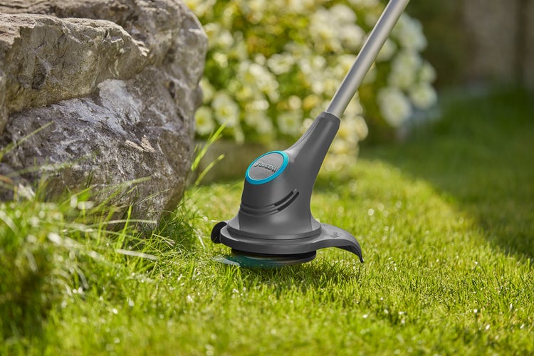 Gras wird getrimmt mit dem GARDENA Akku-Trimmer SmallCut 23/18V