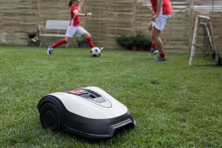HONDA MiiMo fährt über eine Wiese auf der Fußball gespielt wird