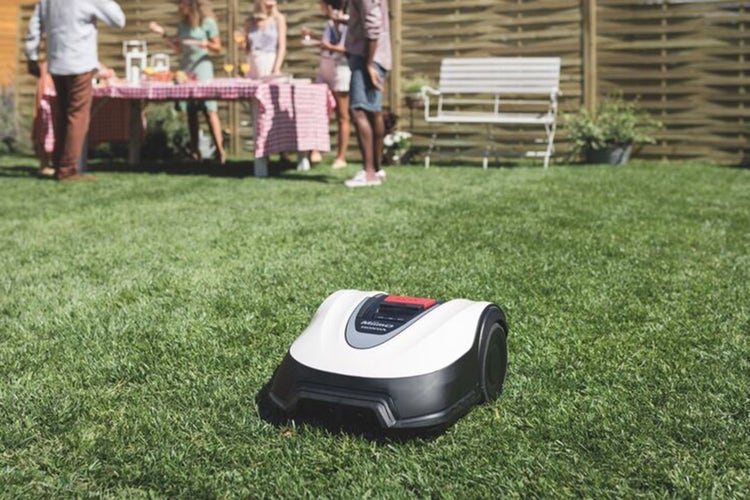 HONDA MiiMo fährt bei einer Gartenparty auf dem Rasen