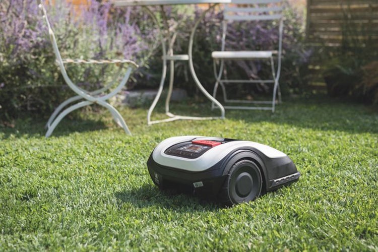 HONDA MiiMo Mähroboter fährt in einem kleinen Garten