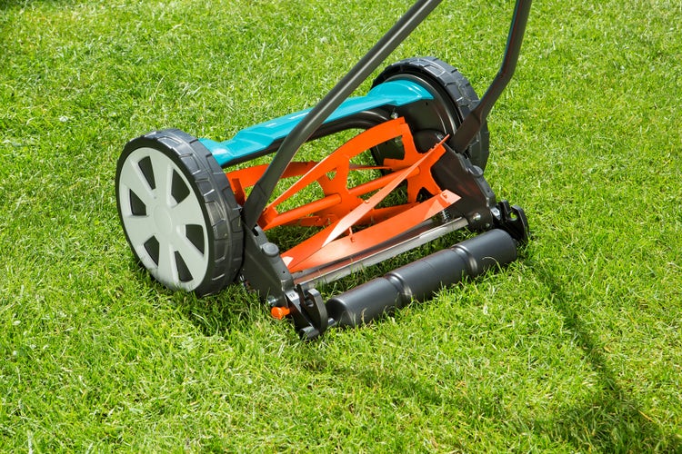 Rasen wird gemäht mit dem GARDENA Spindelmäher Classic 330