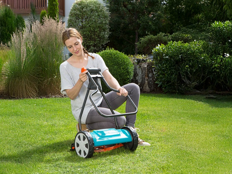Frau mit Gardena Spindelmäher 330