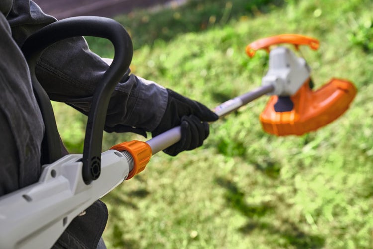 Mensch bedient STIHL FSA 50 – Akku-Freischneider