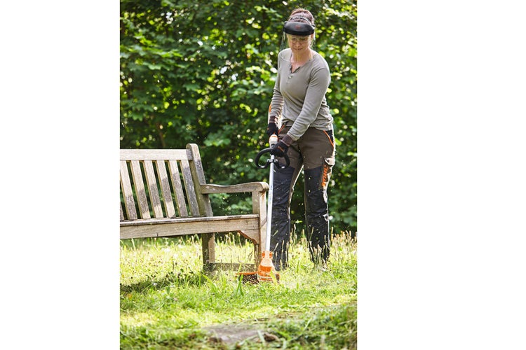 Abbildung Frau mäht mit STIHL FSA 86 R Motorsense