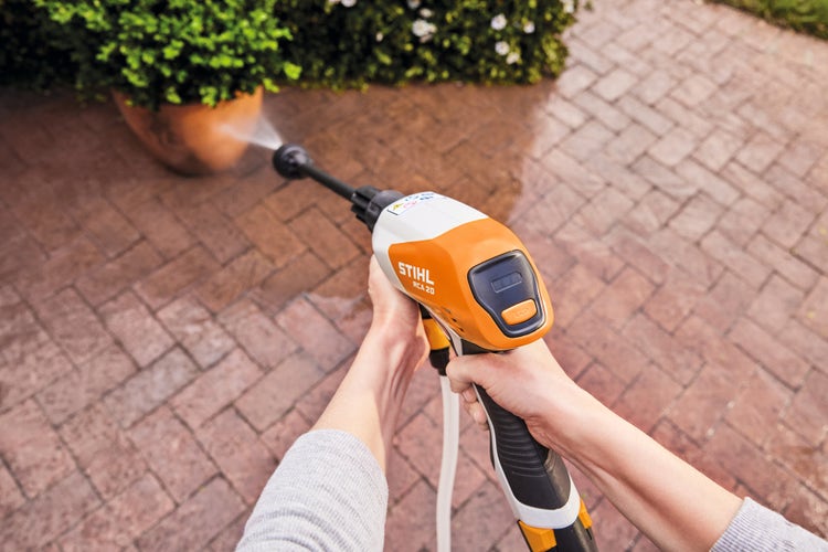 POV einer Person, die mit dem STIHL RCA 20 arbeitet