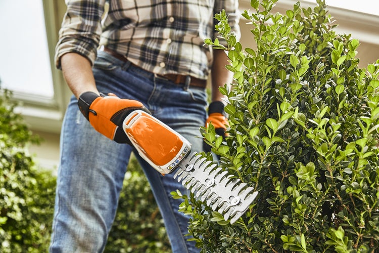STIHL HSA 26 mit Strauchmesser im Einsatz