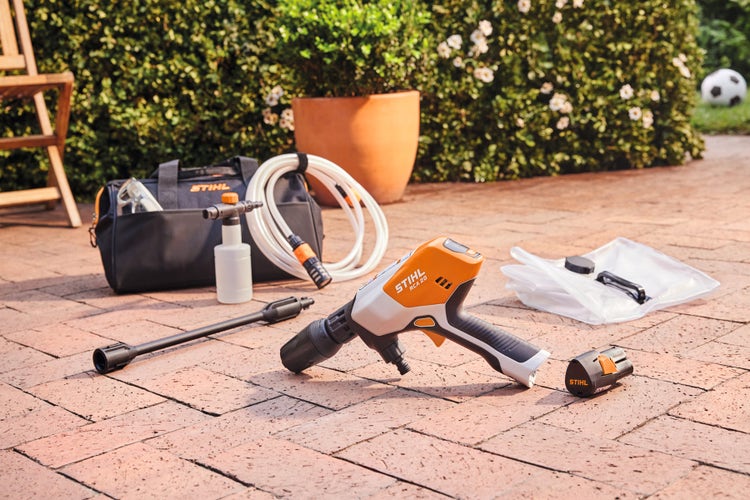 STIHL RCA 20 mit Lieferumfang liegt auf sauberen Pflastersteinen