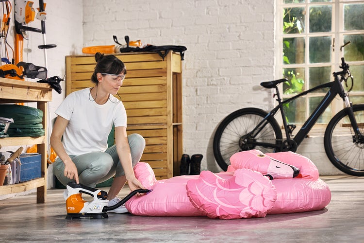 Ein Pooltier wird mit dem STIHL KOA 20 aufgeblasen