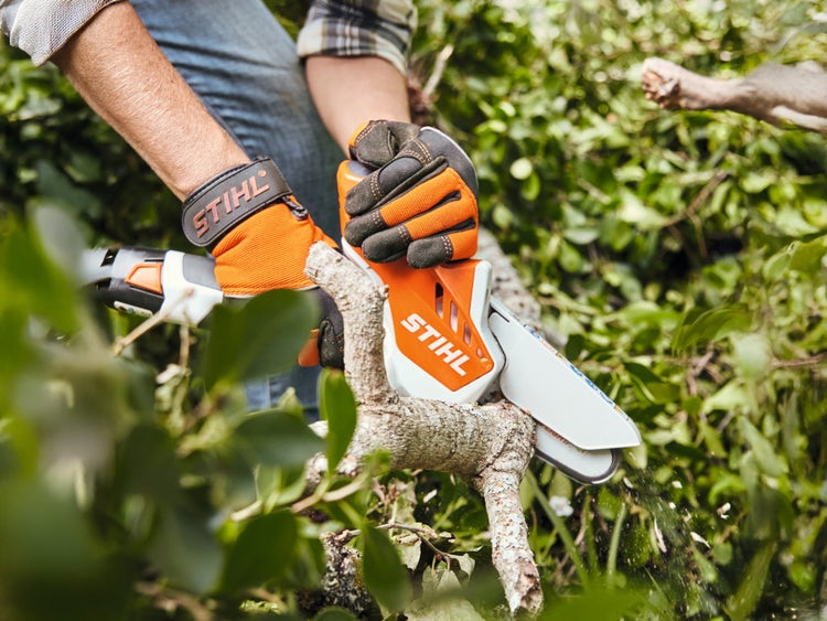 STIHL GTA 26 wird im Gelände eingesetzt um einen Ast durchzutrennen