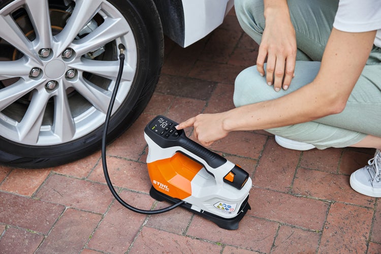 Ein Autoreifen wird mit dem STIHL KOA 20 aufgepumpt