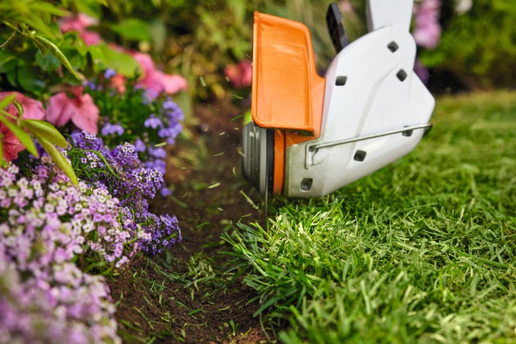 STIHL FSA 30 trimmt Rasenkante