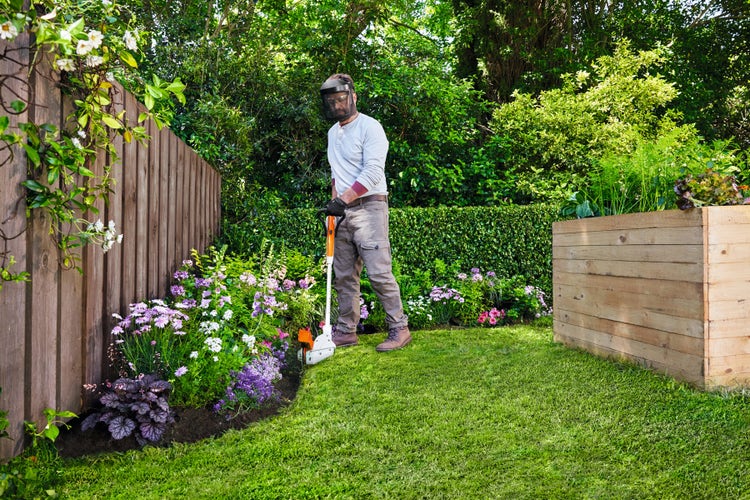 STIHL FSA 30 wird im Garten genutzt