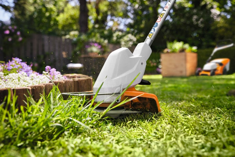 STIHL FSA 30 trimmt präzise an Beet