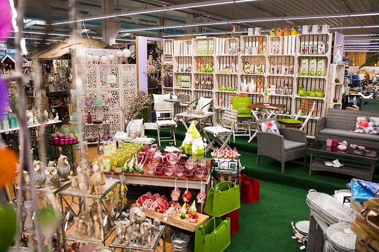 Dekoartikel mit Kerzen, Giesskannen, Gartenmöbel, Kissen u.v.m.