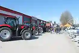 Rote Case Traktoren in einer Reihe aufgestellt